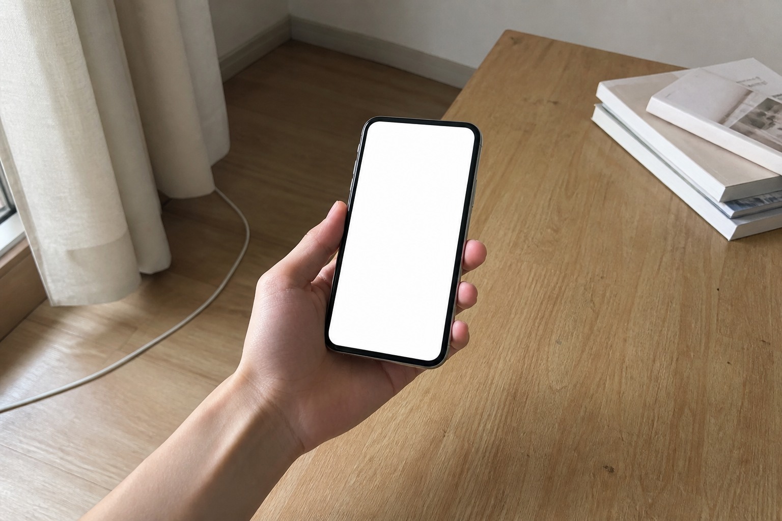 スマホを持ち上げて入金を確認する手元